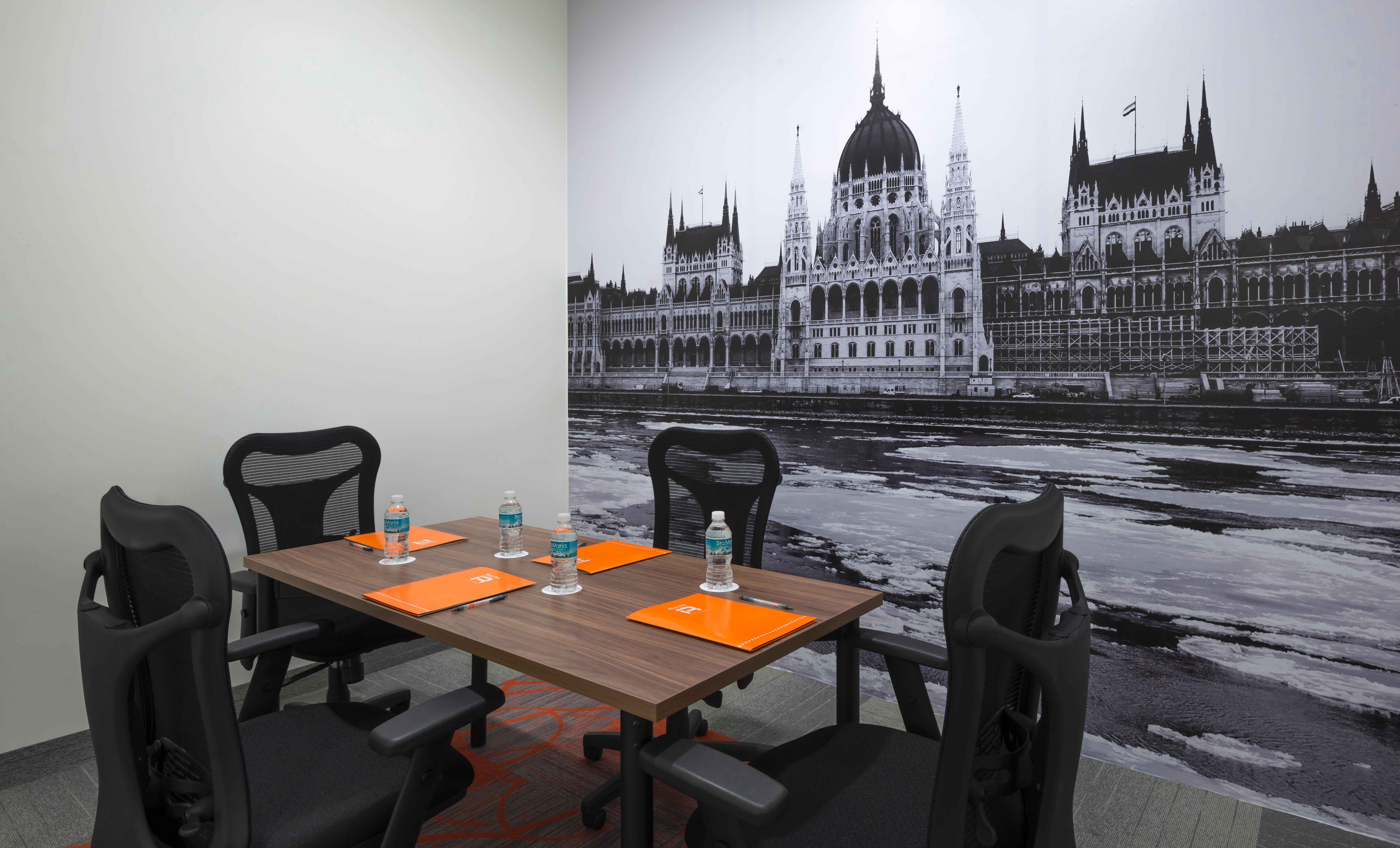 Real Inn Tijuana By Camino Real Hoteles Dış mekan fotoğraf A meeting room at the Budapest Business Center