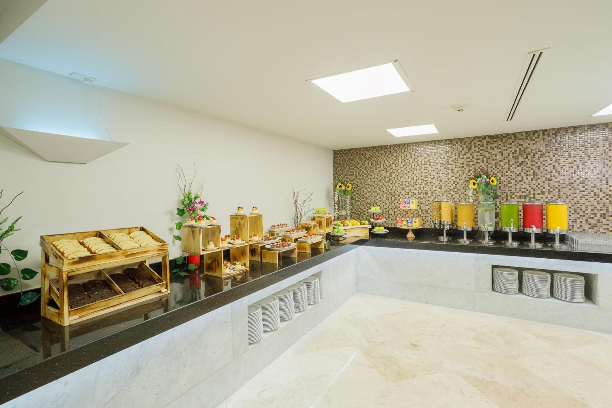 Real Inn Tijuana By Camino Real Hoteles Dış mekan fotoğraf A buffet at a hotel