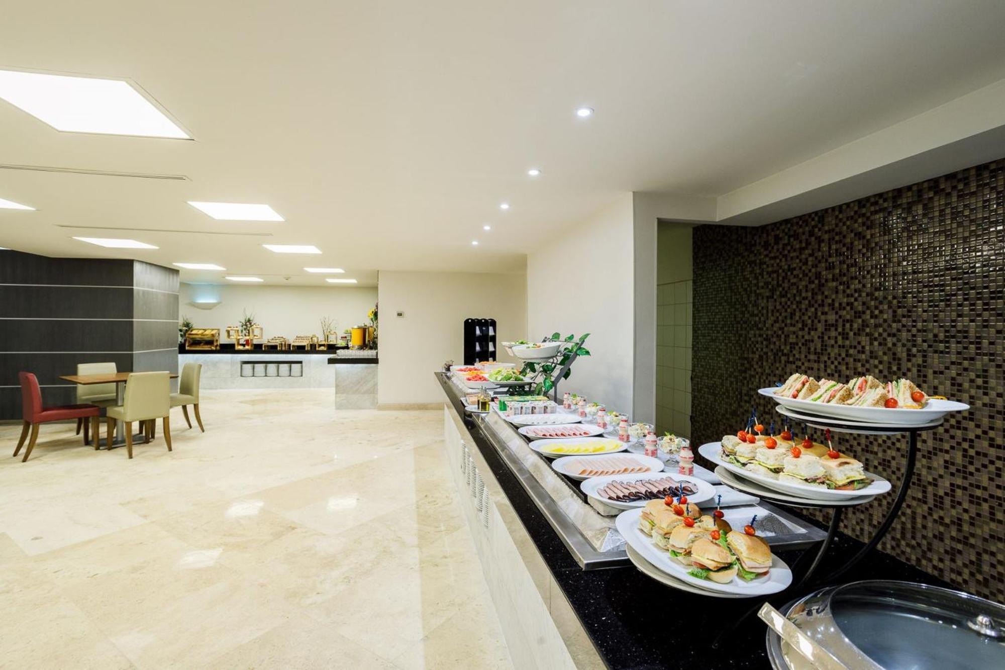 Real Inn Tijuana By Camino Real Hoteles Dış mekan fotoğraf The lounge at the airport