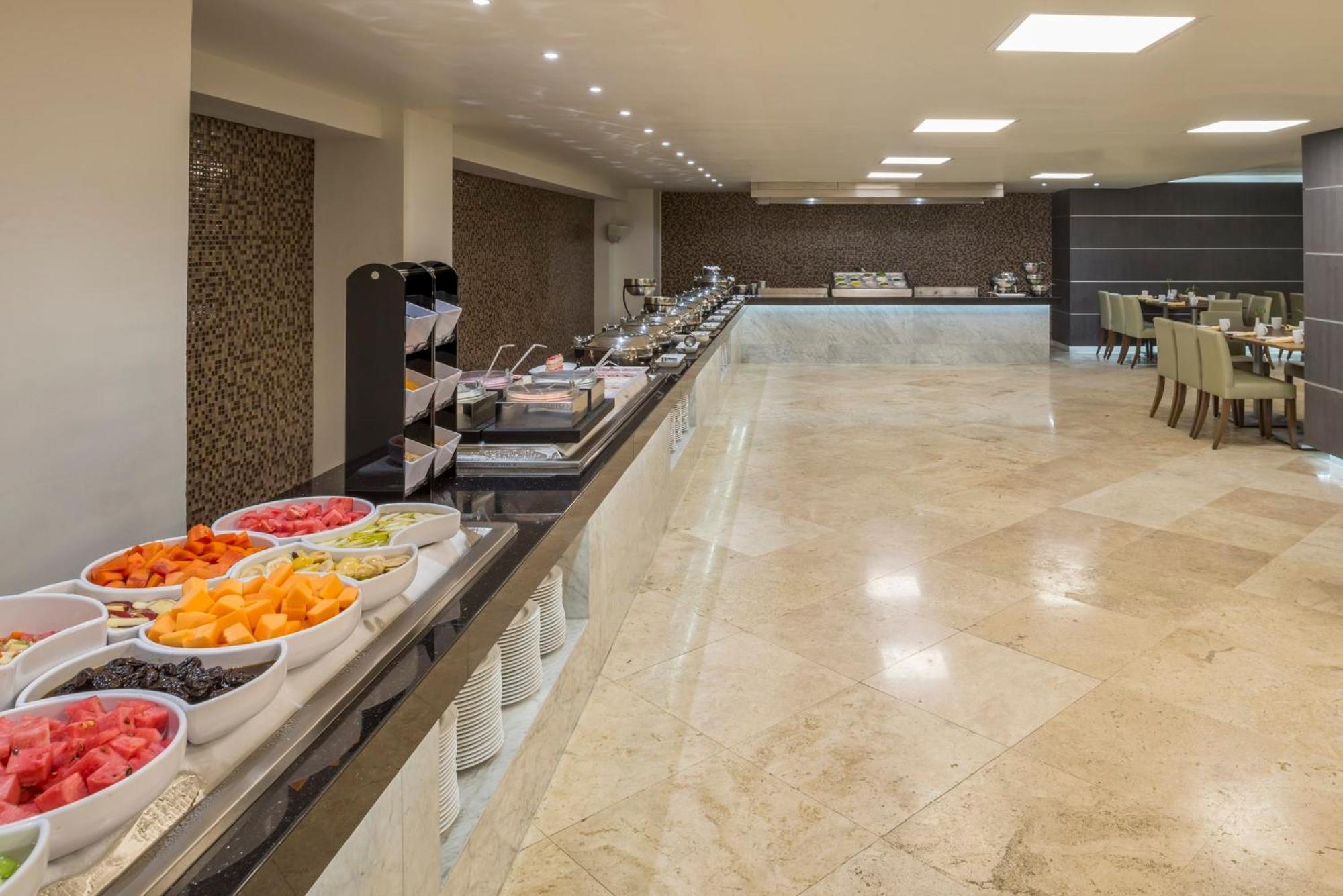Real Inn Tijuana By Camino Real Hoteles Dış mekan fotoğraf Buffet at a hotel